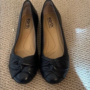 Jacci Lightweight Round Toe Slip-on Dress Flats.  Women’s size 8. Black